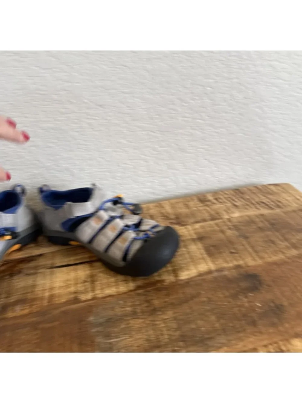 Keens Kids Sandals Gray size 2 YOUTH Washable Hiking Outdoor Boys Closed Toe